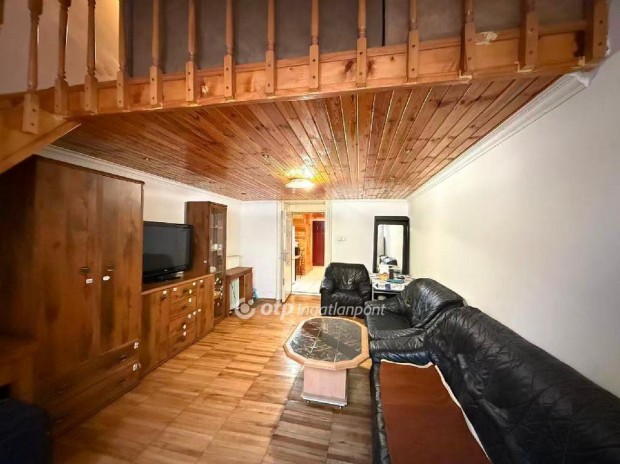 Elad� Lak�s, Budapest 8. ker.