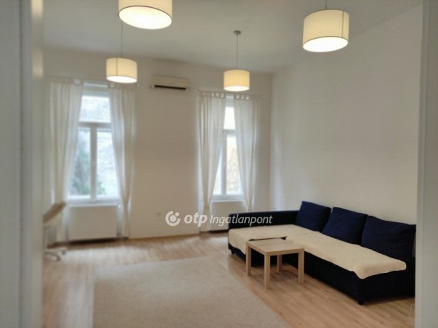 Elad� Lak�s, Budapest 8. ker.