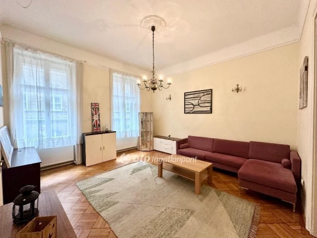 Elad� Lak�s, Budapest 8. ker.