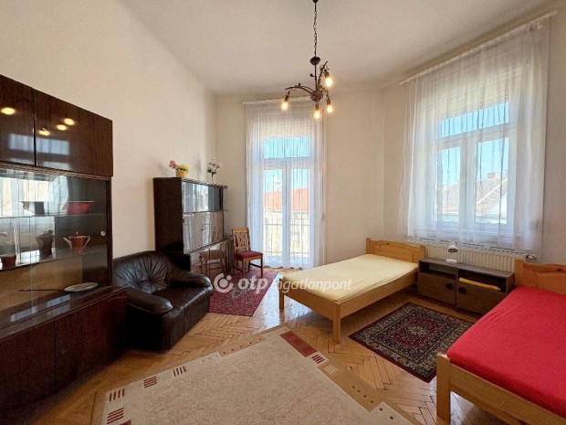 Elad� Lak�s, Budapest 8. ker.