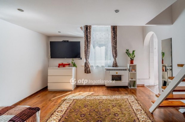 Elad� Lak�s, Budapest 8. ker.