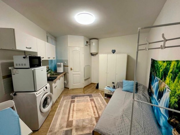 Elad� Lak�s, Budapest 8. ker.