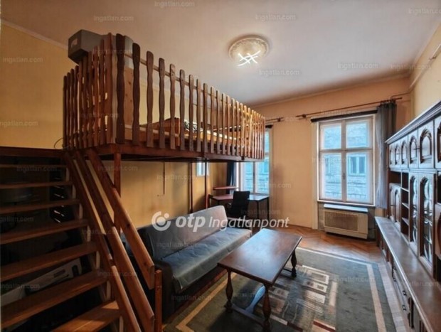 Elad� Lak�s, Budapest 8. ker.