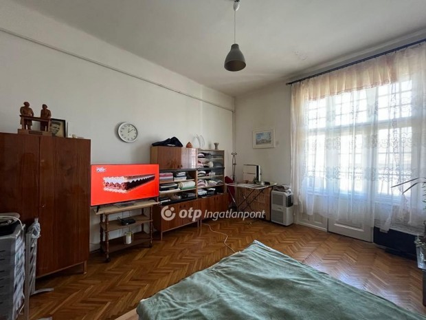 Elad� Lak�s, Budapest 8. ker.