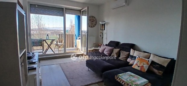 Elad� Lak�s, Budapest 8. ker.