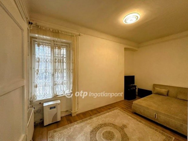 Elad� Lak�s, Budapest 8. ker.