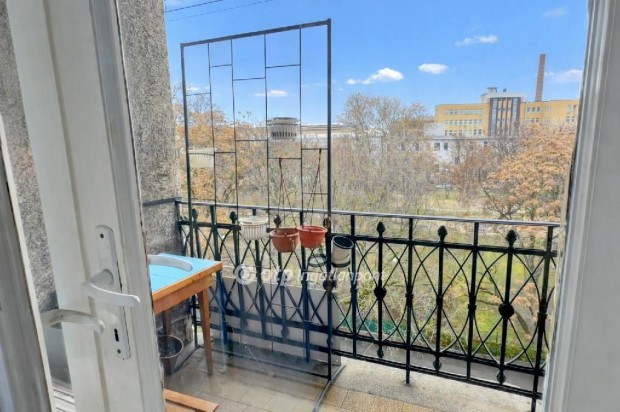 Elad� Lak�s, Budapest 8. ker.