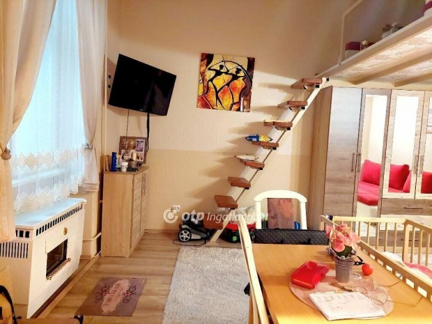 Elad� Lak�s, Budapest 8. ker.