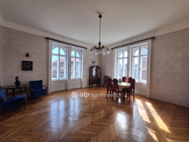 Elad� Lak�s, Budapest 8. ker.