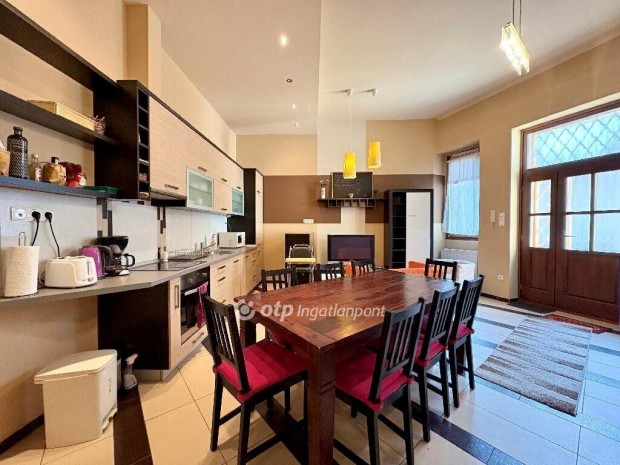 Elad� Lak�s, Budapest 8. ker.