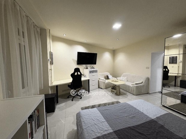 Elad� Lak�s, Budapest 9. ker.