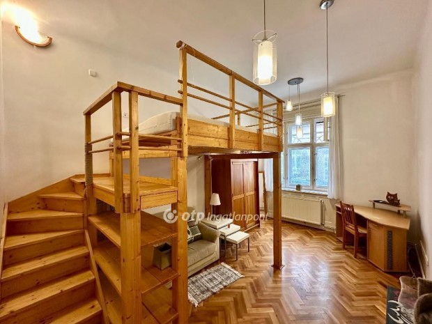 Elad Laks, Budapest 9. ker.