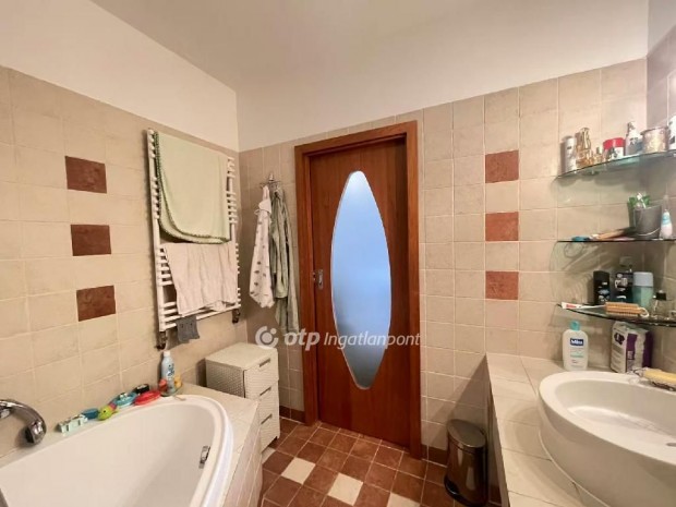 Elad� Lak�s, Budapest 9. ker.