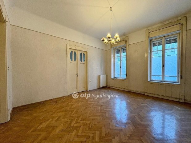 Elad� Lak�s, Budapest 9. ker.