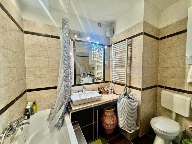 Elad� Lak�s, Budapest 9. ker.