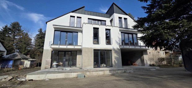 Elad� Lak�s, Budapest III. ker�let 222.000.000 Ft