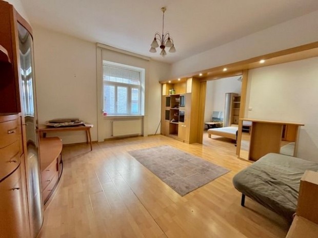 Elad� Lak�s, Budapest I. ker�let 105.000.000 Ft