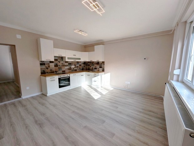 Elad� Lak�s, Budapest XVI. ker�let 116.000.000 Ft