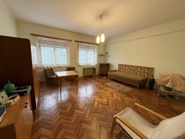 Elad� Lak�s, Herend 45.900.000 Ft