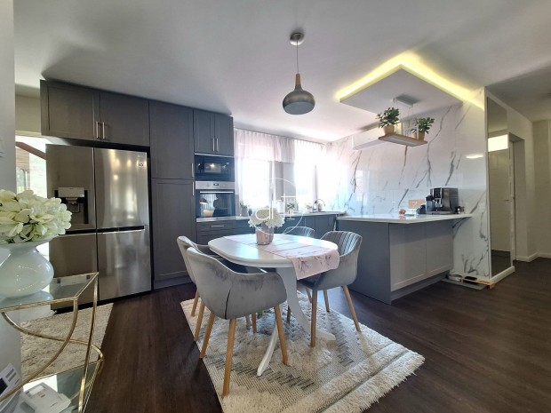 Elad� Lak�s, H�dmez�v�s�rhely 65.000.000 Ft