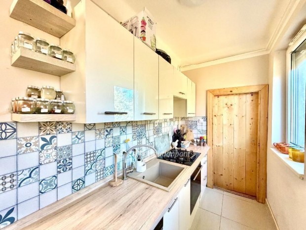 Elad� Lak�s, Kecskem�t