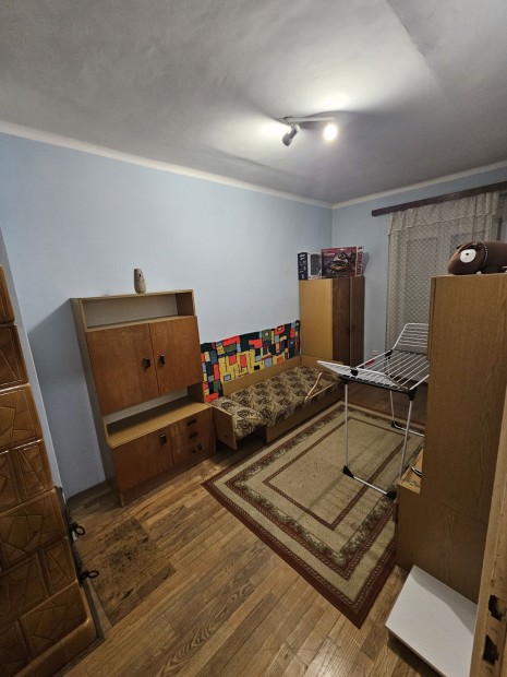 Elad� Lak�s, Koml� 17.900.000 Ft