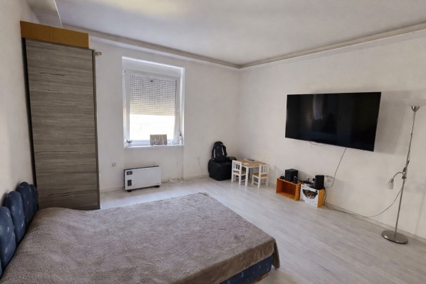 Elad� Lak�s, Koml� 23.500.000 Ft