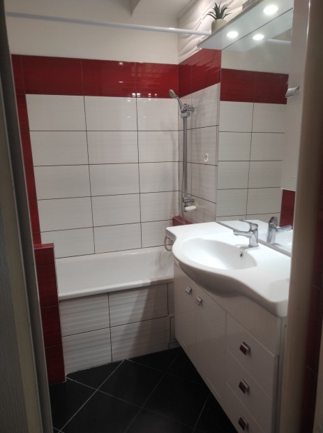 Elad� Lak�s, Koml� 27.000.000 Ft