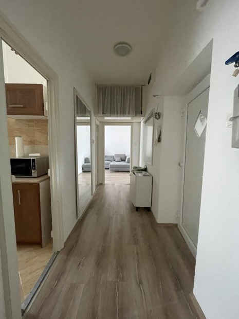 Elad� Lak�s, Koml� 30.000.000 Ft