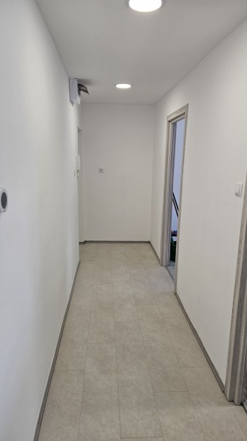 Elad� Lak�s, Koml� 34.400.000 Ft