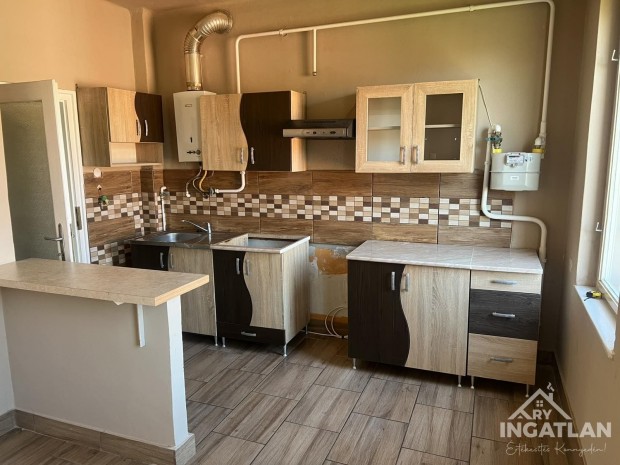 Elad� Lak�s, �zd 13.690.000 Ft