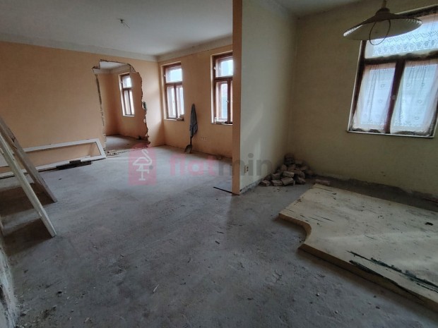 Elad� Lak�s, P�cs 45.000.000 Ft