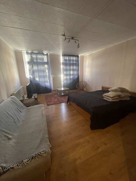 Elad� Lak�s, Tisza�jv�ros 49.000.000 Ft