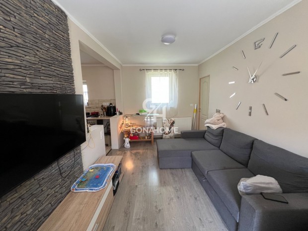 Elad� Lak�s, T�tv�zsony 42.990.000 Ft