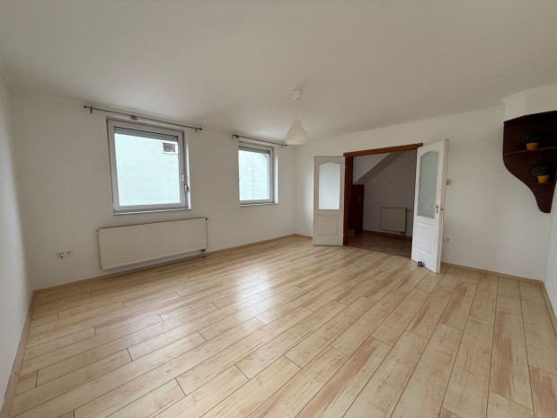 Elad� Lak�s, Veszpr�m 75.000.000 Ft