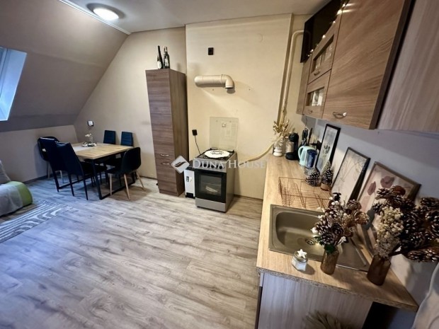 Elad� Lak�s a Mester utc�n