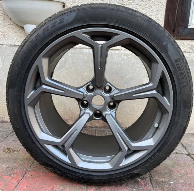 Elad� Lamborghini Urus kerekek gumikkal -285/40 R22, 325/35 R22