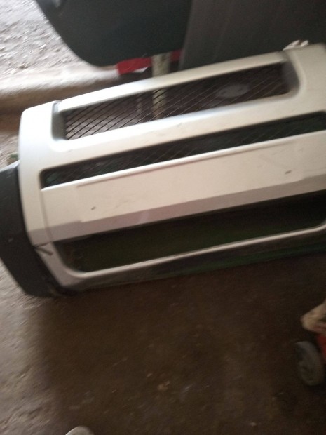 Eladó Landróver lökhárító középső része