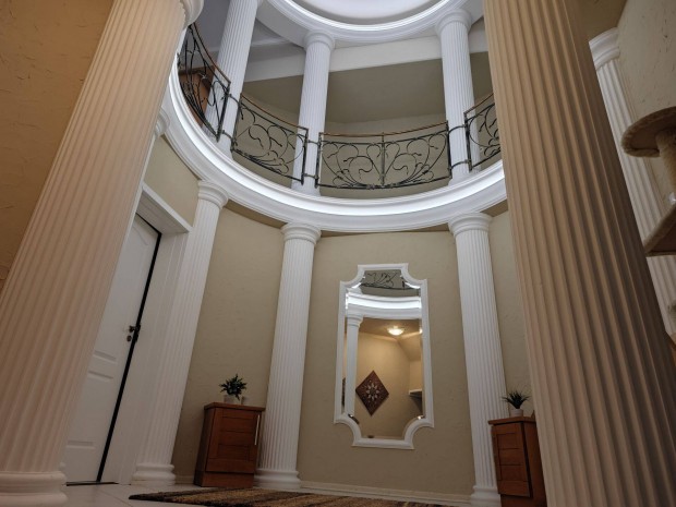 Elad� Luxus Ikerh�z Ny�regyh�za Belv�ros�ban Gar�zzsal, Pinc�vel!