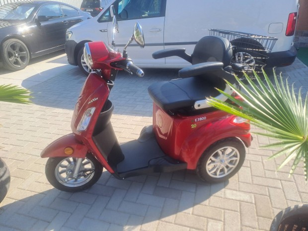Eladó Luxxon e3800 elektromos moped újszerű összesen 90km-ert futott