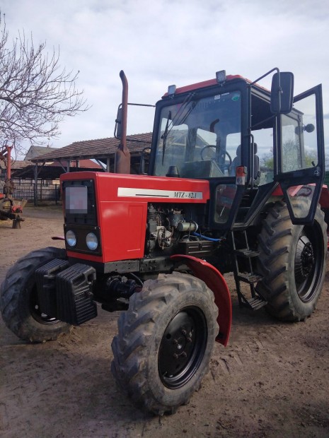 Elad MTZ 82.1 traktor friss mszakival 