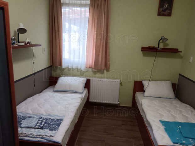 Eladó MUNKÁSSZÁLLÓ Bana községében!