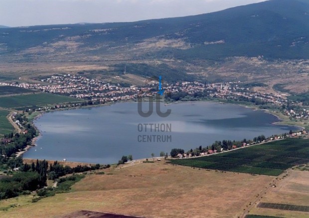 Elad Markazon: Kivteles lakvezeti telek tpart kzelben