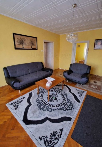 Elad� Maroshegyen egy t�gla�p�t�s� lak�s saj�t kertr�sszel, gar�zzsal!