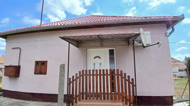 Elad� Martf�n egy 55m2-es k�zponthoz k�zeli csal�di h�z.