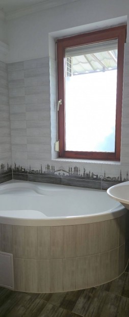 Eladó Mátészalkán, téglaépítésű, első emeleti társasházi lakás