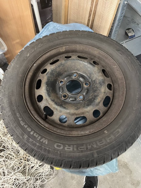 Elad� Mazda lemezfelni t�li gumival 