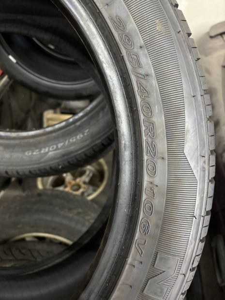 Eladó Mercedes Gl gumiabroncs jó állapotú 296/40 R20
