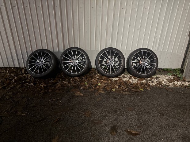 Elad Mercedes felniszett