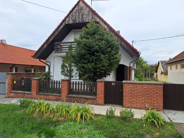 Elad� Mez�ber�nyi belv�rosi csal�di h�z